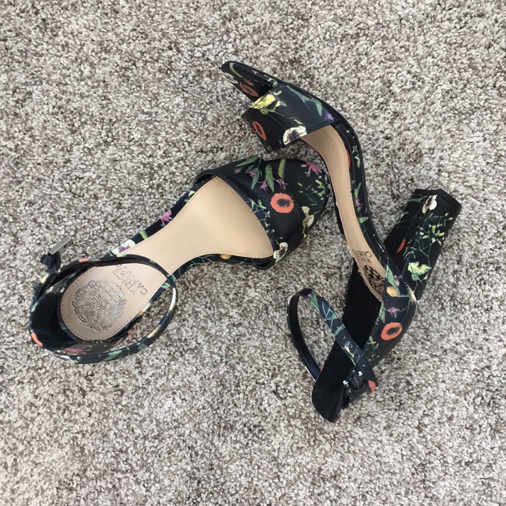 VINCE CAMUTO Sandals - Picture 3 of 4